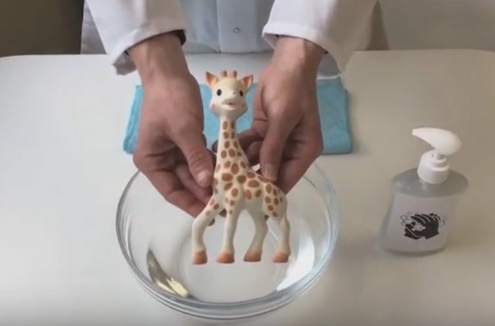 How to clean Sophie la girafe?